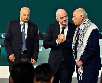 الصحافة الإيطالية تولي اهتماما واسعا برفض الرجوب مصافحة المسؤول الإسرائيلي في مؤتمر الفيفا
