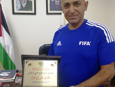 أبو غوش ينال جائزة أفضل مدرب متطوع لفئة البراعم