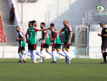 المكبر يتفوق بثلاثية على البيرة في المحترفين وينفرد بالصدارة