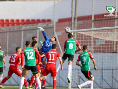 المكبر يتفوق بثلاثية على البيرة في المحترفين وينفرد بالصدارة