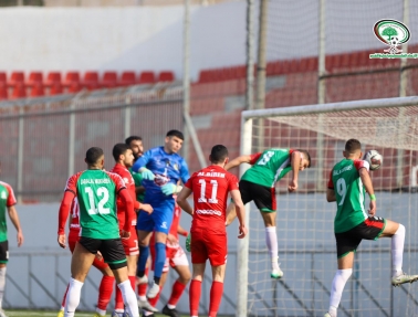 المكبر يتفوق بثلاثية على البيرة في المحترفين وينفرد بالصدارة