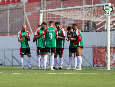 المكبر يتفوق بثلاثية على البيرة في المحترفين وينفرد بالصدارة