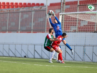 المكبر يتفوق بثلاثية على البيرة في المحترفين وينفرد بالصدارة