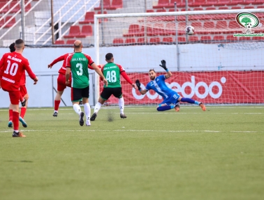 المكبر يتفوق بثلاثية على البيرة في المحترفين وينفرد بالصدارة