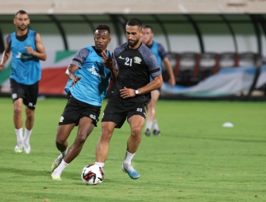 (صور)- الفدائي يصل مسقط ويجري حصته التدريبية الأولى تحضيرا لمواجهة عُمان