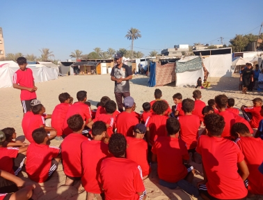 الاتحاد الفلسطيني يواصل تنفيذ مبادرة تدريب كرة القدم للأطفال النازحين في قطاع غزة