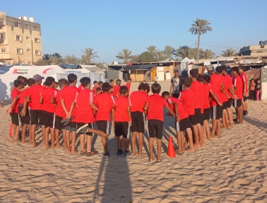 الاتحاد الفلسطيني يواصل تنفيذ مبادرة تدريب كرة القدم للأطفال النازحين في قطاع غزة