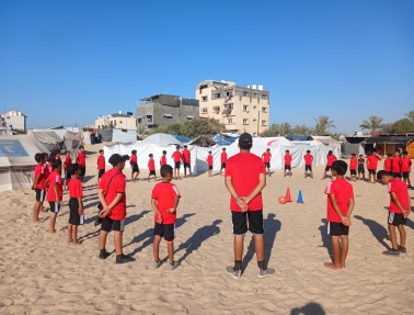 الاتحاد الفلسطيني يواصل تنفيذ مبادرة تدريب كرة القدم للأطفال النازحين في قطاع غزة