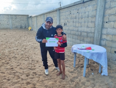 اتحاد الكرة يختتم مبادرة تدريب الأطفال النازحين في مواصي خان يونس&nbsp;