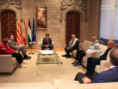 رئيس إقليم كتالونيا يستقبل وفدًا من بعثة المنتخب الوطني برئاسة الفريق الرجوب