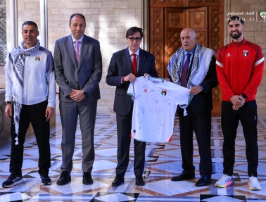 رئيس إقليم كتالونيا يستقبل وفدًا من بعثة المنتخب الوطني برئاسة الفريق الرجوب