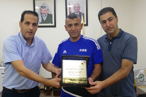 أبو غوش ينال جائزة أفضل مدرب متطوع لفئة البراعم