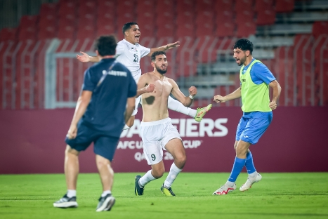 (صور)- الأولمبي الفلسطيني يحقق فوزاً ملحمياً على شقيقه البحريني