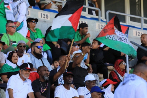 بحضور الرئيس رامافوزا.. الجنوب أفريقيين يهتفون بالحرية لفلسطين في مباراة "تضامنية"