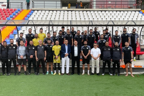 الفريق&nbsp;الرجوب يلتقي بعثة الفدائي في بنغلاديش ويحث اللاعبين&nbsp;على تحقيق الفوز