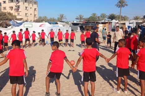 الاتحاد الفلسطيني يواصل تنفيذ مبادرة تدريب كرة القدم للأطفال النازحين في قطاع غزة
