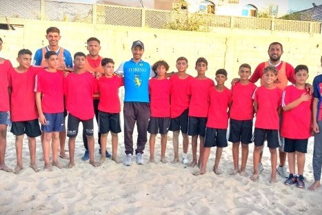 قدامى منتخبنا الوطني ومبادرة تدريب الأطفال النازحين في القطاع يقيمون لقاءً ودياً دعماً للفدائي