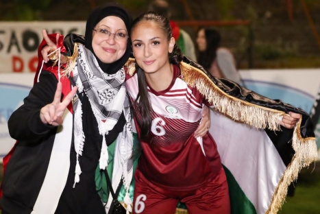 وراء كل هدف أمٌ تُرافق حلم ابنتها حتى القمة