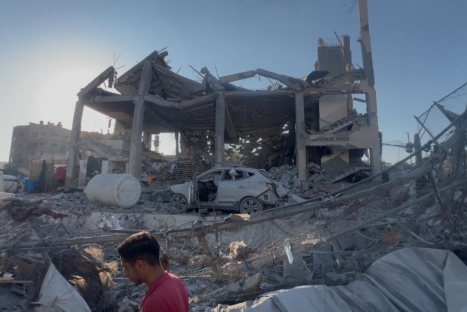 طائرات الاحتلال تدمر نادي الجزيرة الرياضي  في غزة 