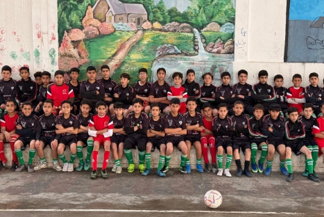 يوم رياضي يجمع بين مركز براعم العنقاء وأكاديمية المحترفين لكرة القدم