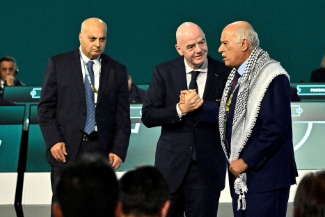 الصحافة الإيطالية تولي اهتماما واسعا برفض الرجوب مصافحة المسؤول الإسرائيلي في مؤتمر الفيفا