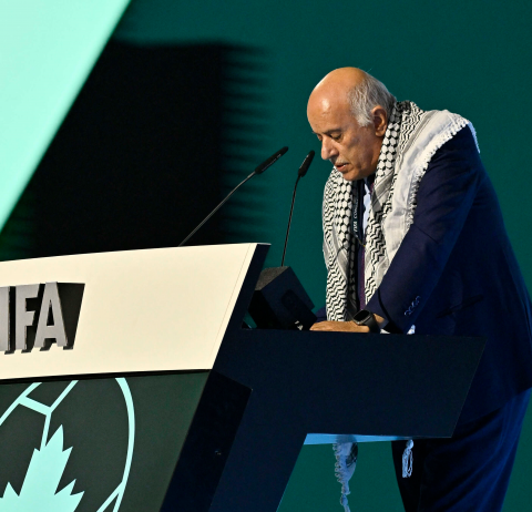 الفريق الرجوب يرفض مصافحة ممثل الاتحاد الإسرائيلي ويقول إن&nbsp;ملفّنا الآن أمام محكمة "الكاس"