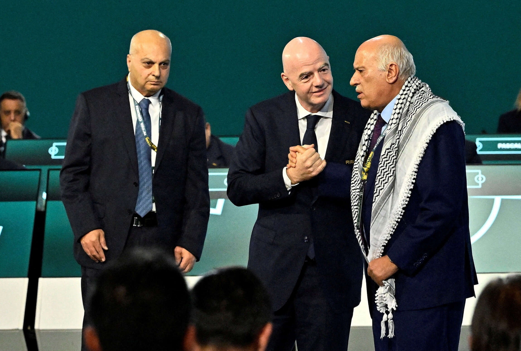 الصحافة الإيطالية تولي اهتماما واسعا برفض الرجوب مصافحة المسؤول الإسرائيلي في مؤتمر الفيفا
