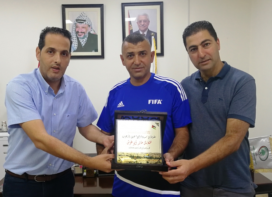 أبو غوش ينال جائزة أفضل مدرب متطوع لفئة البراعم