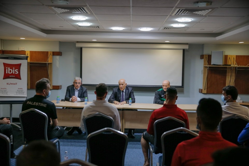 الرجوب يتفقد بعثة الفدائي قبيل اللقاء الودّي الهام أمام المنتخب الكويتي