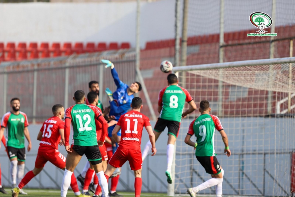 المكبر يتفوق بثلاثية على البيرة في المحترفين وينفرد بالصدارة