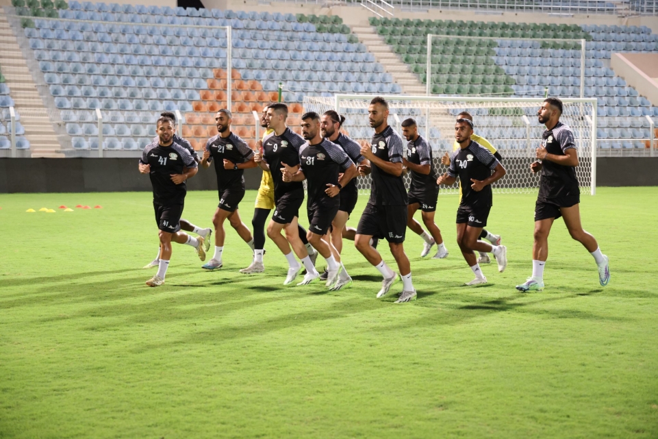 (صور)- الفدائي يصل مسقط ويجري حصته التدريبية الأولى تحضيرا لمواجهة عُمان