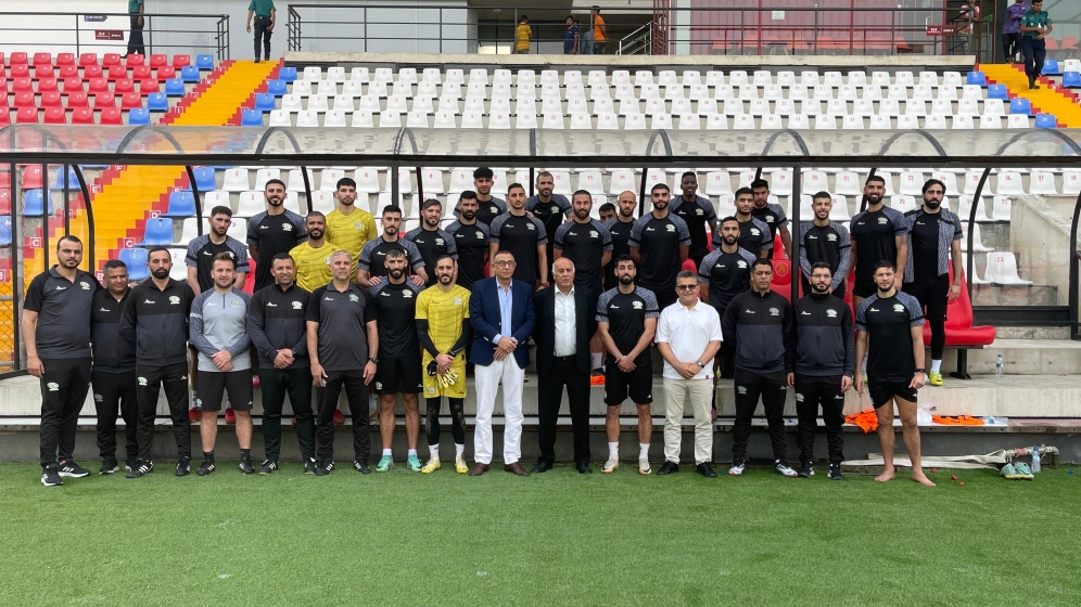 الفريق&nbsp;الرجوب يلتقي بعثة الفدائي في بنغلاديش ويحث اللاعبين&nbsp;على تحقيق الفوز