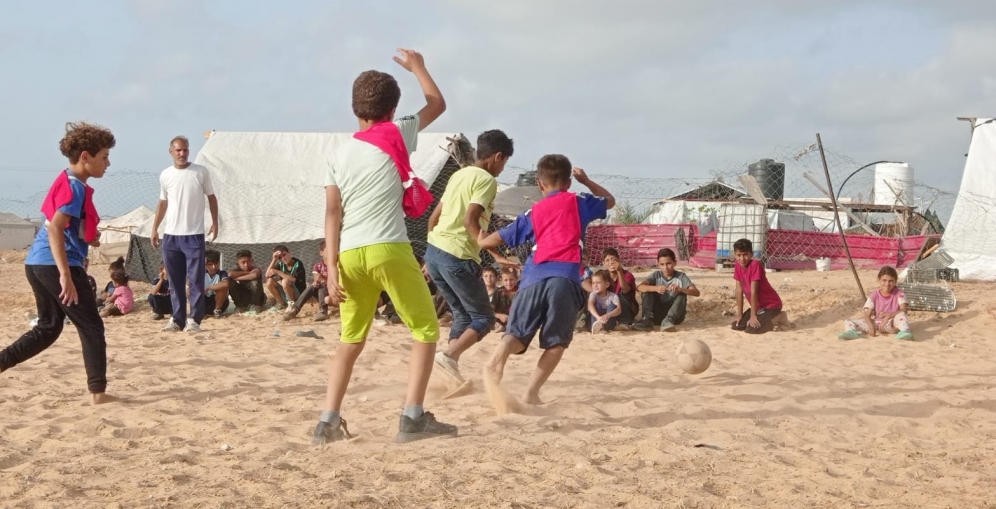 رغم تواصل حرب الإبادة... اتحاد الكرة يطلق مبادرة تدريب كرة القدم للأطفال النازحين