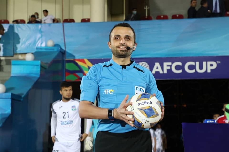 الحكم براء أبو عيشة يشارك في دورة الـVAR بالبحرين