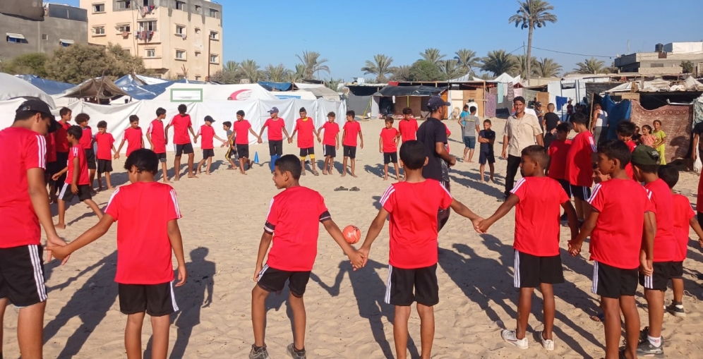 الاتحاد الفلسطيني يواصل تنفيذ مبادرة تدريب كرة القدم للأطفال النازحين في قطاع غزة