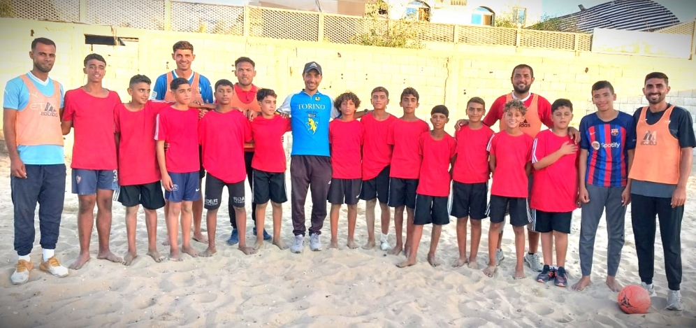 قدامى منتخبنا الوطني ومبادرة تدريب الأطفال النازحين في القطاع يقيمون لقاءً ودياً دعماً للفدائي