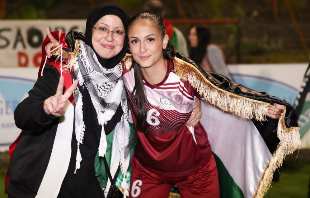 وراء كل هدف أمٌ تُرافق حلم ابنتها حتى القمة