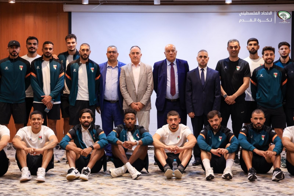 الفريق الرجوب يزور بعثة المنتخب الوطني في عنابة 