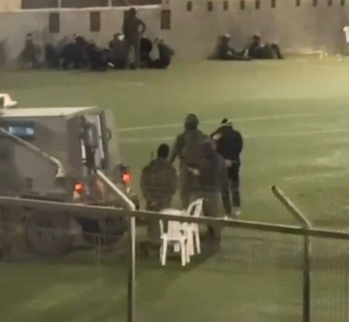 الاحتلال يحطم مقر نادي صوريف ويحول ملعبه إلى مركز تحقيق واعتقال